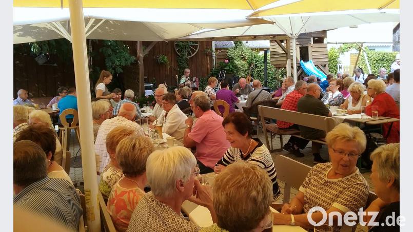 Im Hof des Gasthauses Sommer fanden die Musikanten viele Zuhörer. kdi
