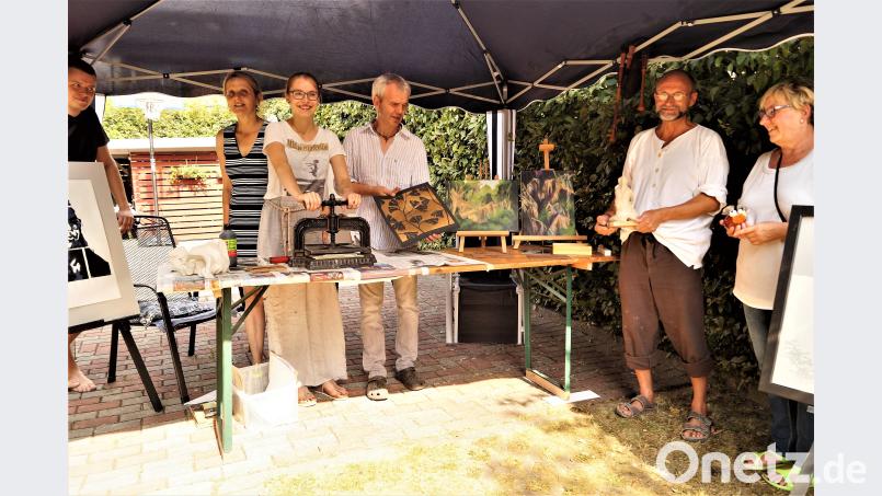 Mit dem Tag der offenen Tür bei Klaus Kuran waren Sabine Meyer, Rüdiger Goedecke, Klaus Kuran, Tochter Susanne und Mutter Sabine Kuran mehr als Zufrieden (von rechts). arw