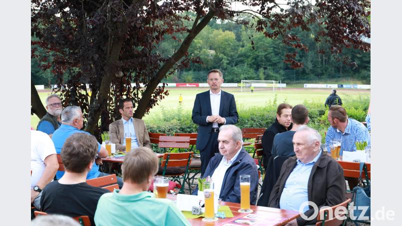 Im Biergarten des Sportheim-Bistros IQ sprach Landtagsabgeordneter Tobias Reiß (Bildmitte). njn