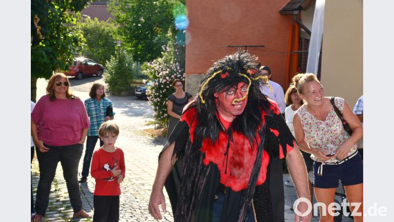 130 Furchterregend kommt der Teufel (Gerhard Wildgans) zu den Kindern. bey