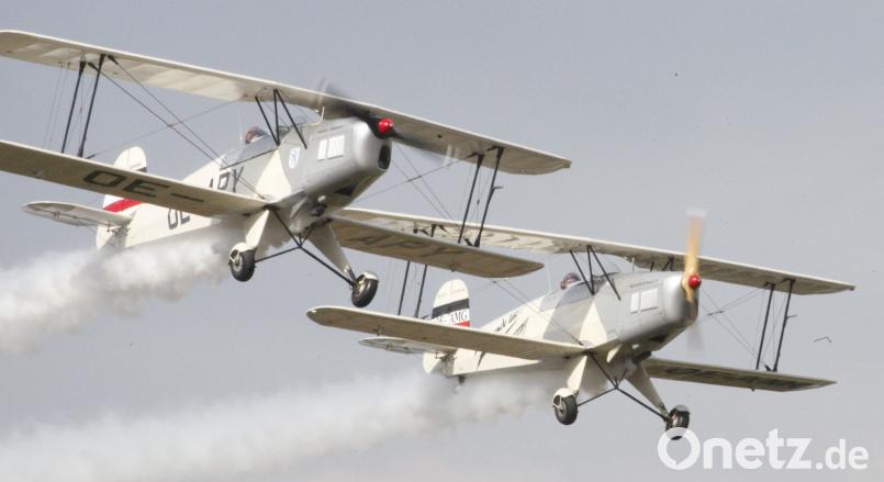Die beiden Bücker-Piloten fliegen im Tandem über das Flugplatzgelände, Tragfläche an Tragfläche. Hirsch