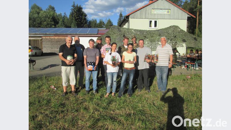 Unser Bild zeigt die Sieger und Vertreter der Kameradschaft von links: Ehrenschützenmeister Hans Englmann, dritter Bürgermeister Karl Lenhard, Alexander Veigl, SRK-Vorsitzender Norbert Schwarz, Jan Böhringer, Sandra Schreyer, Daniela Heinl, Erik Müller, Florian Heinl, Schützenmeister Ralf Kastner und Josef Legath. hkö