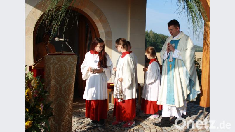 Pfarradministrator Konrad Ackermann mit den Ministranten vom Einzug zum Gottesdienst. lk