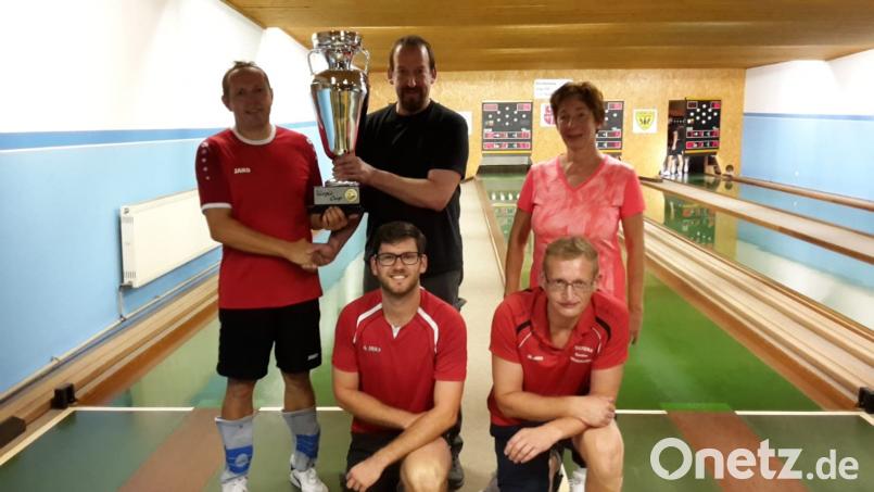 Der Pokalstifter Robert George (hinten Mitte) überreicht dem Turniergewinner Jürgen Witt (hinten links) den neuen Virgil-Cup. Er hatte sich gegen Uwe Rupprecht und Carsten Bohun (knieend, von links) sowie Waltraud Seibold durchgesetzt. ruw