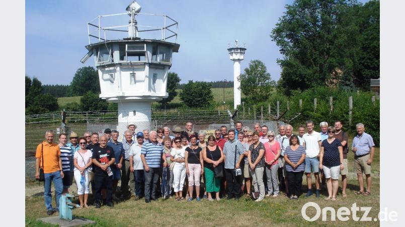 Die Reisegruppe der FW Vilseck um Vorsitzenden Thorsten Grädler (links) vor den Wachtürmen des ehemals geteilten Dorfes Mödlareuth. prp