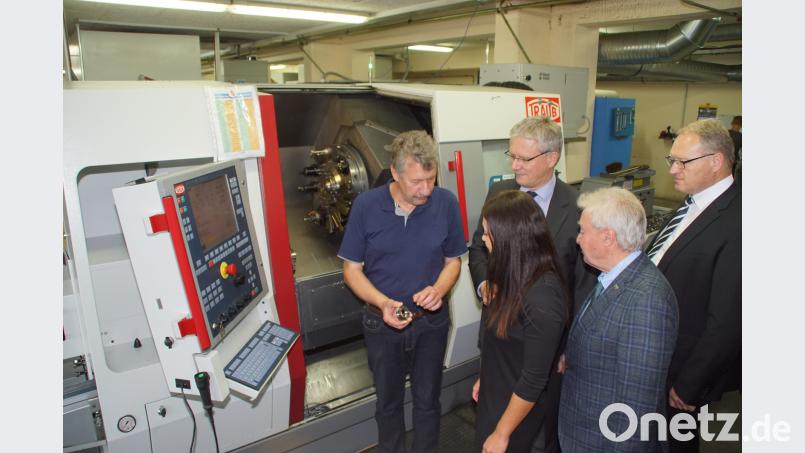 Johann Thanner (links) informiert Markus Nitsch und dessen Mitarbeiterin Daniela Fleischmann im Dabeisein von Werksleiter Norbert Weinhold und Alleingesellschafter Michael Koller (von rechts) über die Tätigkeit an seinem Arbeitsplatz. mmj