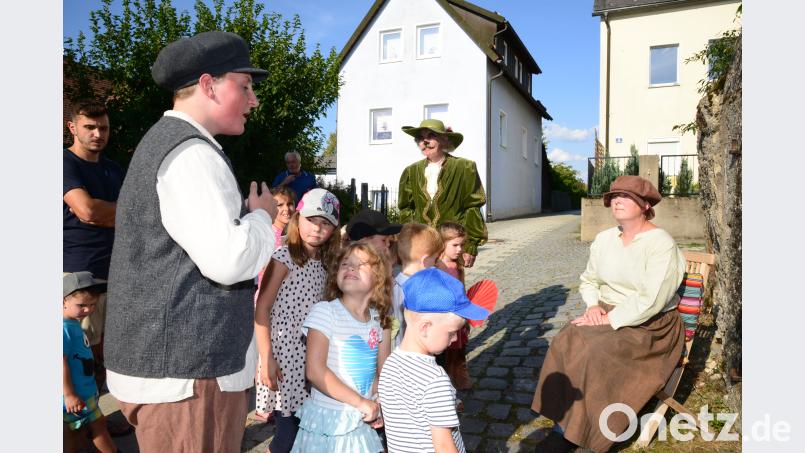 Das Glückskind (links Michael Sittl) spricht am Eingang zur Hölle mit der Großmutter (Renate Schönberger) bey