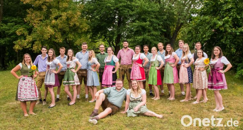 14 Kirwapaare tanzen am Sonntag, 26. August, den Schlichter Kirwabaum aus und küren ihr neues Oberkirwapaar. sak