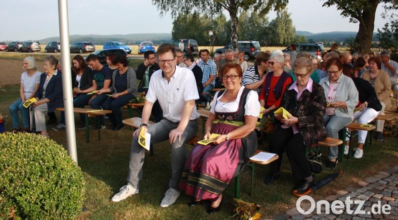 Viele Gläubige waren zum Gottesdienst bei der Marienkapelle am Roten Weg gekommen. lk