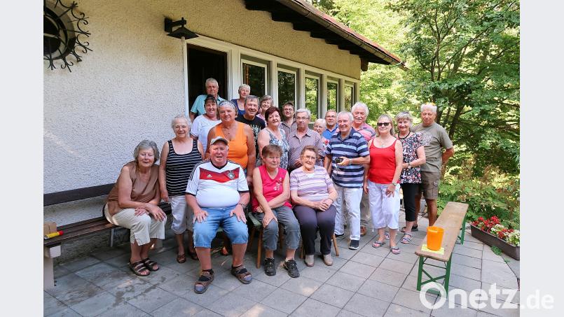Ablenkung und viel Unterhaltung brachte ein Aufenthalt im „ESV-Eisenbahnerhäusl“ für Mitglieder der Selbsthilfegruppe der Schlaganfallbetroffenen und Aphasiker im Landkreis Tirschenreuth. Dieter Niewolik (hinten links) hatte zusammen mit Brigitte Kreil (zweite Reihe, Dritte von links) den Aufenthalt ermöglicht. bsc