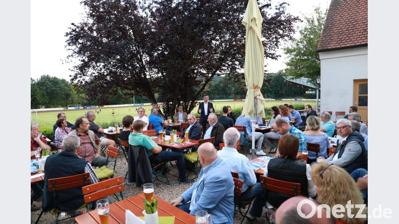 Im Biergarten des Sportheim-Bistros IQ sprachen Bundestagsabgeordneter Albert Rupprecht und Landtagsabgeordneter Tobias Reiß. njn
