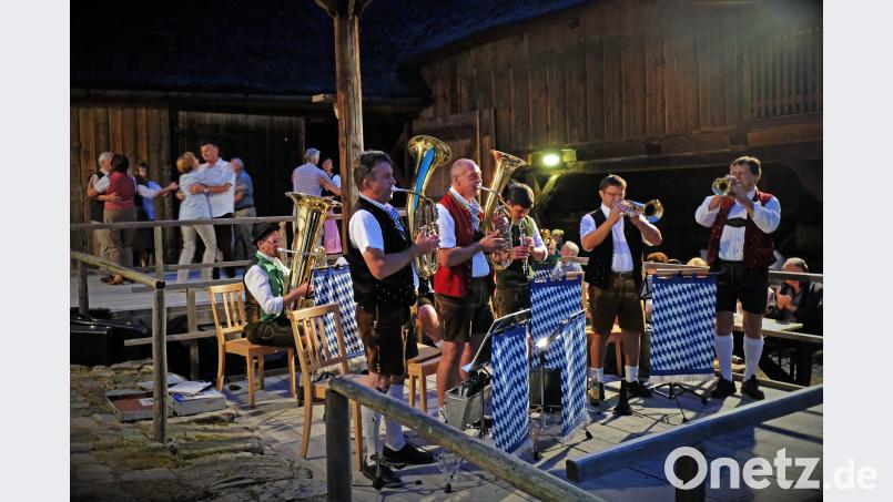 "Bayrisch Blech spielte zünftig auf und lockt zum Tanzen twi