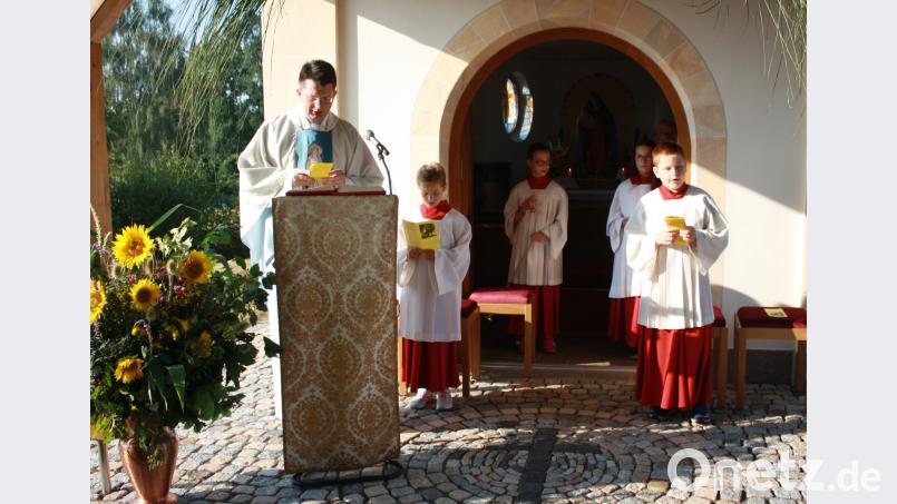 Pfarradministrator Konrad Ackermann beim Gesang während des Gottesdienstes. lk