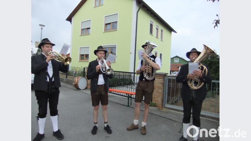 Die Musikkapelle "Blechrauschen" gibt im Auftrag der Feuerwehr vor dem Kirchlein in Kreith ein Standkonzert. gm