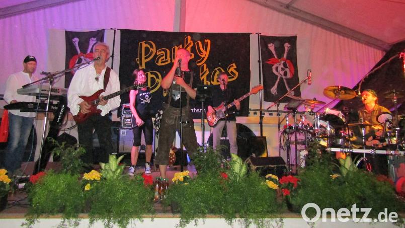 Den Kirwaabend am Samstag begleiten die Party Pirates. sck