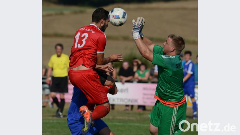 Der Nabburger Patrick Greindl (links) versucht den Diendorfer Torwart Michael Rüdiger zu überlisten. Das Stadtderby vor 250 Zuschauern entschied überraschend hoch der TSV Diendorf mit 4:1 für sich. ham