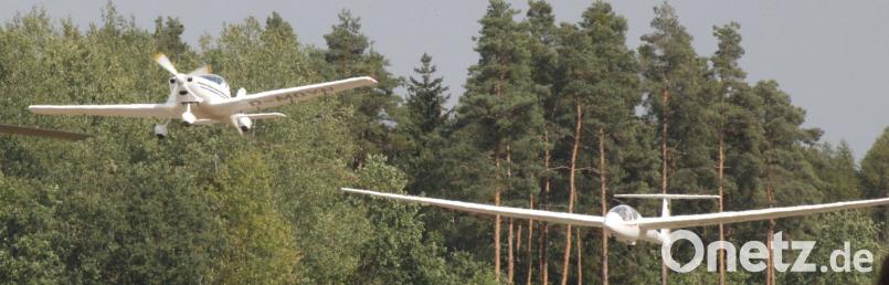 Das neue Ultraleichtflugzeug des Flugsportclubs kommt bei der Flugschau zum Einsatz und zieht die Segelflugzeuge nach oben. Hirsch