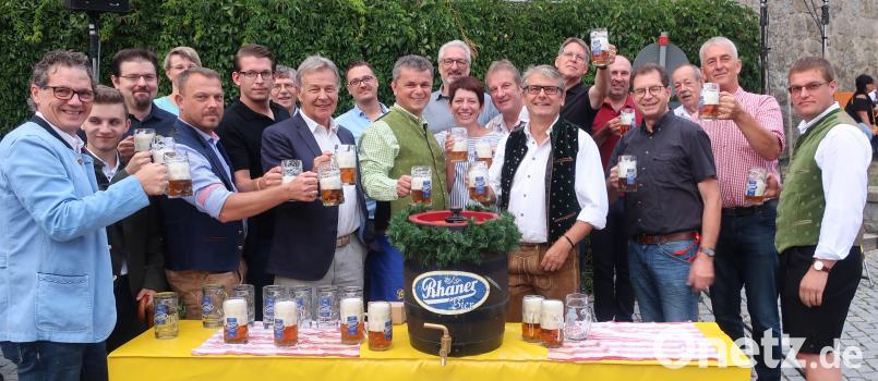 Die Ehrengäste standen beim Anzapfen „Spalier“ und stießen anschließend auf ein gutes Gelingen an. Hirsch