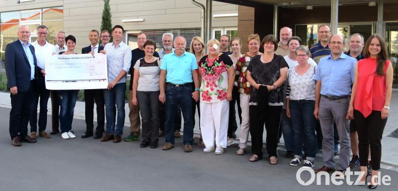 Menschen mit und ohne Behinderung feierten gemeinsam das Jura-Gartenfest. Dabei kam unter der Regie von Uli Günter (Siebter von rechts) und der Schirmherrschaft von Bürgermeister Hermann Falk (Zweiter von links) ein Erlös von 3130 Euro zusammen. Bei der Übergabe der Spende führen Lebenshilfe-Vorsitzender Eduard Freisinger (links), sein Stellvertreter Bernhard Vahle (Fünfter von links) und Jura-Werkstätten-Geschäftsführer Bernhard Albrecht (Sechster von links) durch die neuen Jura-Werkstätten. Mit im Bild: Festbegründer Walter Widder (Dritter von links). u
