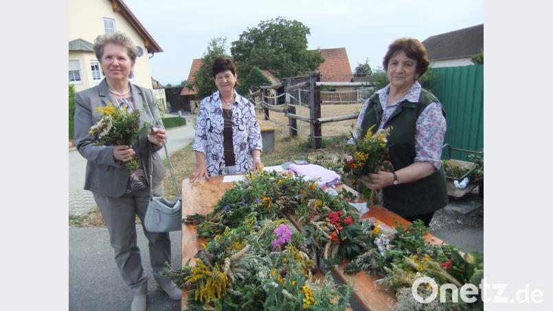 Fleißige Kreither Frauen sorgten für farbenfrohe Kräuterbuschen zugunsten eines guten Zwecks. gm