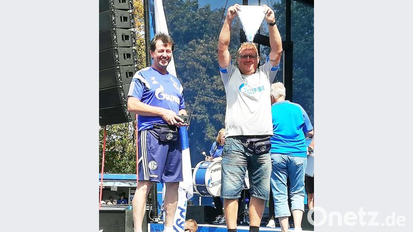 Beim Schalke-Tag bekommen die Mitglieder des Kirchenthumbacher Schalke-Fanclubs einen Ehrenwimpel überreicht. ü
