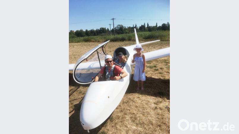 Lilith und Amelie (von rechts, mit Pilot und Fluglehrer Gerald Kopf) haben sichtlich Spaß. exb