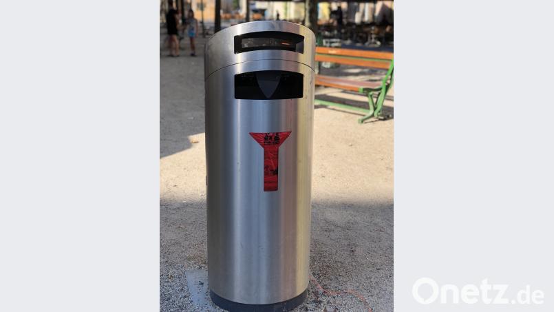 So sieht einer der Testmülleimer aus, die gerade in der Innenstadt montiert werden. Dieser hier steht am Unteren Markt. Karin Wilck