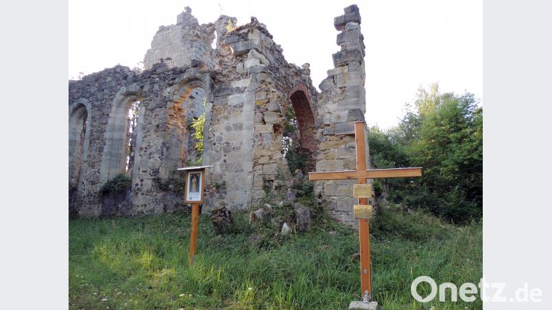 Die Ruine der Wallfahrtskirche Maria Himmelfahrt in Pappenberg. Neu erstellt und neu fundamentiert wurden das Erinnerungskreuz und das Gnadenbild. mor