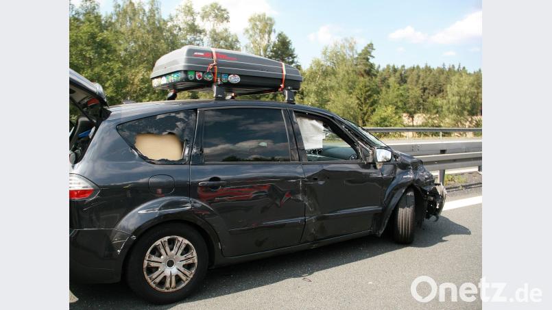 Die Beifahrerseite des Autos wurde erheblich beschädigt. wro