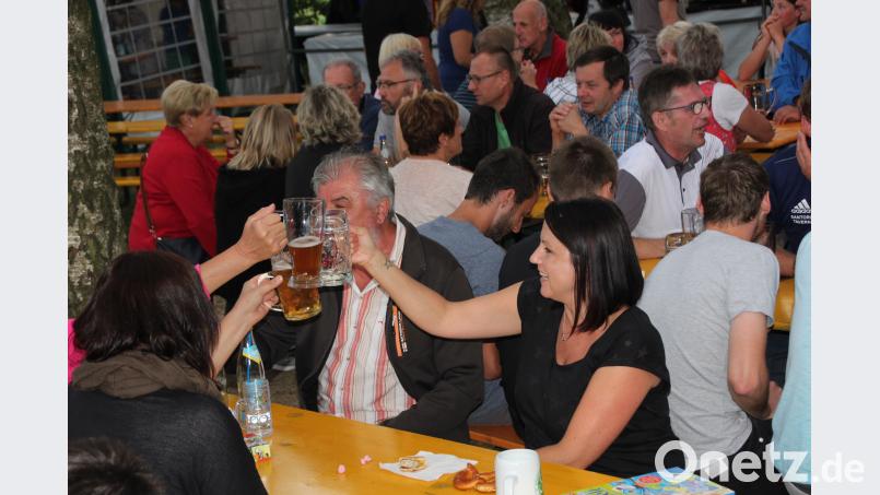 Ein Prosit der Gemütlichkeit: Prächtige Partystimmung herrschte beim &quot;Birkerlfest&quot; der SG Großkonreuth. kro