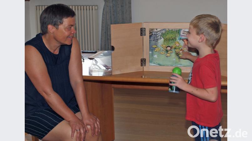 Beim Spiel „Ich sehe was, was du nicht siehst – und das ist …“ mit den Kamishiba-Bildern waren die Kinder voll Eifer dabei. sön