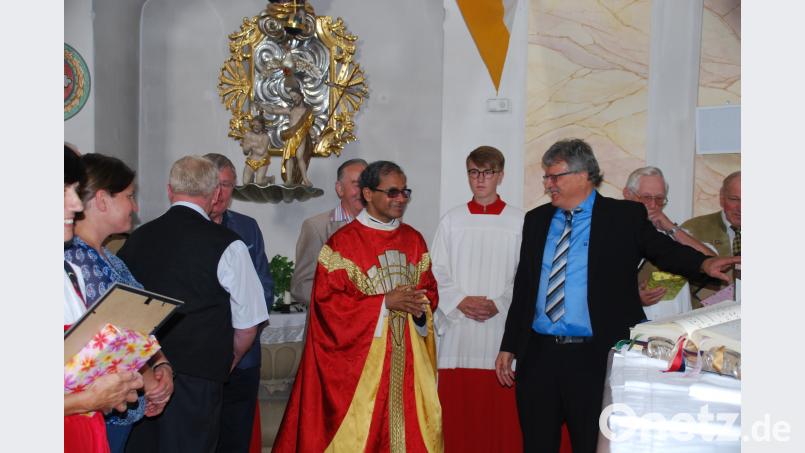 Pfarrer George Parankimalil und Pfarrgemeinderatssprecher Wolfgang Plonner während der Dank-Zeremonie. enz