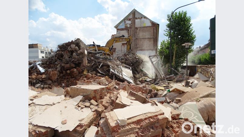Die Abbrucharbeiter legen alles in Schutt und Asche, gefährden aber dabei niemanden. Dobmeier