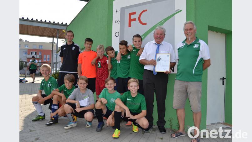 Vorsitzender Franz Bäumler (rechts) und Ehrenamtsbeauftragter Hans Forster (links daneben) mit der &quot;U 13-D&quot;- Mannschaft des FC Weiden-Ost. hcz