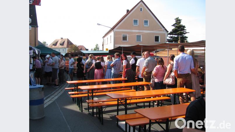 Schlange stehen hieß es beim Frühschoppen am Weißwurststand. sei