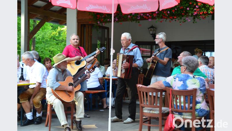 Federführend beim Musikantentreffen zum Buchbergfestausklang ist die Hüttenmuse mit Hans Kiener, Vitus Kaa und Franz Graf, mit der auch der Schnaittenbacher Musikant Karl Heinz Müller (von links) gerne musiziert. ads