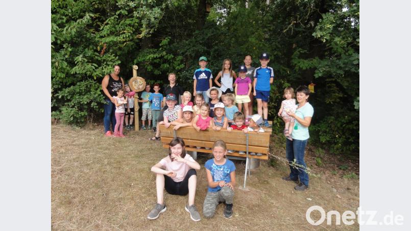 Stolz sind die Kinder auf ihr Werk: Sie haben für Insekten und Kleintiere einen Unterschlupf gebaut. jhö