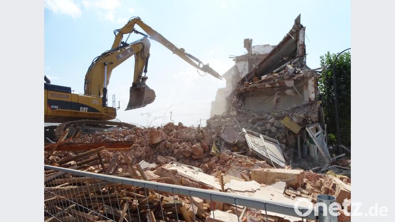 Großes Gerät und Greifzangen bringen das Gebäude zum Einsturz. Dobmeier