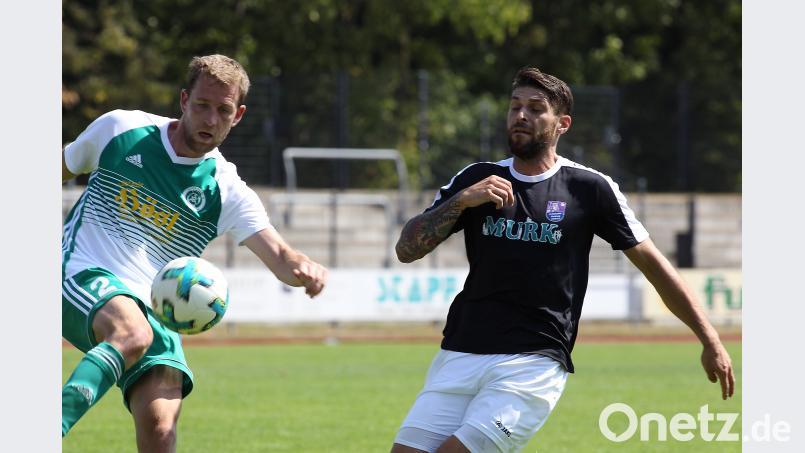 Für den SV Mitterteich (links Martin Bächer) gab es am Sonntag beim FC Eintracht Bamberg (rechts Tobias Ulbricht) nichts zu holen. Die Lang-Truppe unterlag mit 1:5. exb