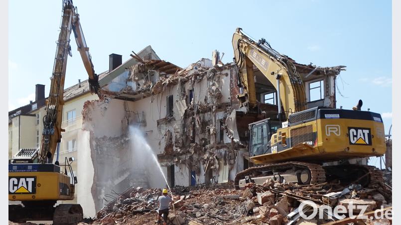 Schweres Gerät arbeitet sich in die Mauern vor. Dobmeier