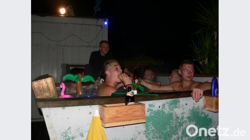 Über 30 Grad hat das Wasser im selbst gezimmerten Partypool. Die Getränke bleiben da besser draußen. mh