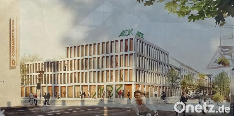 Am Bauzaun ist das geplante neue AOK-Gebäude bereits zu sehen. Es füllt die entstandene Baulücke modern aus. Dobmeier