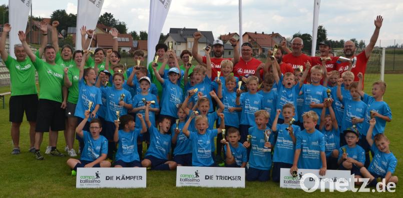 Zum Abschluss gab es noch ein gemeinsames Gruppenfoto, mit allen Betreuern und Kindern, sowie mit Fußballlegende Hans-Jürgen Brunner. mnt