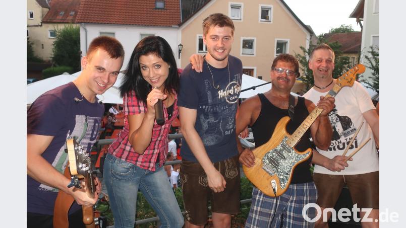 Die Gruppe „Popsixx“ eröffnete das Musikprogramm am „Brandplatz“ und unterhielt die Leute mit Partyhits. Hirsch