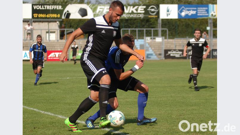 Vor Jahresfrist verhinderte Dominik Forster im Bayernligateam der SpVgg SV Weiden noch gegnerische Treffer. Jetzt traf er für den FC Weiden-Ost gegen die SpVgg SV II als Stürmer. Der FC Ost entschied das Stadtderby mit 4:1 für sich. otr