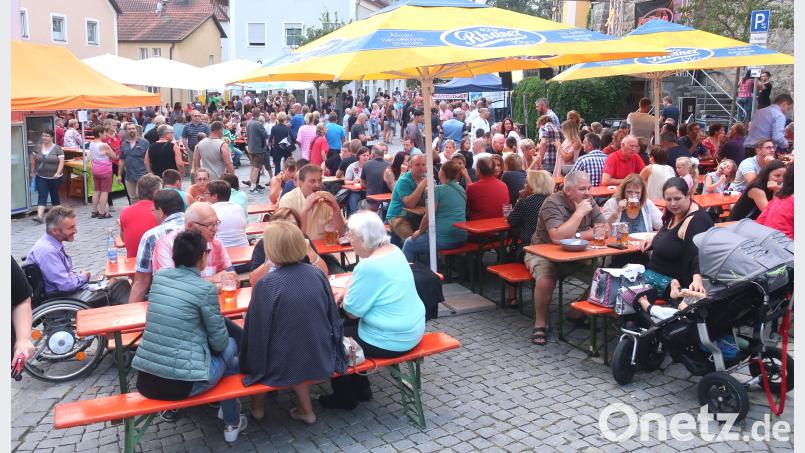 Die Tische am Brandplatz waren gut besetzt. Das Altstadtfest lockte zahlreiche Besucher an. Hirsch