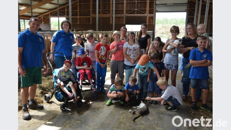 Mit 17 Kindern besuchte die Inklusive Kinderferienbetreuung der Lebenshilfe am Donnerstagnachmittag den Stall der Familie Weigl (Walerhof) in Pilmersreuth an der Straße. Alexander und Michaela Weigl (von links) hießen die Kinder willkommen und führten sie durch den 2014 gebauten Stall. Julia Schmeller (Dritte von rechts) berichtete von 46 Kindern, die die dreiwöchige Kinderferienbetreuung nutzten. jr