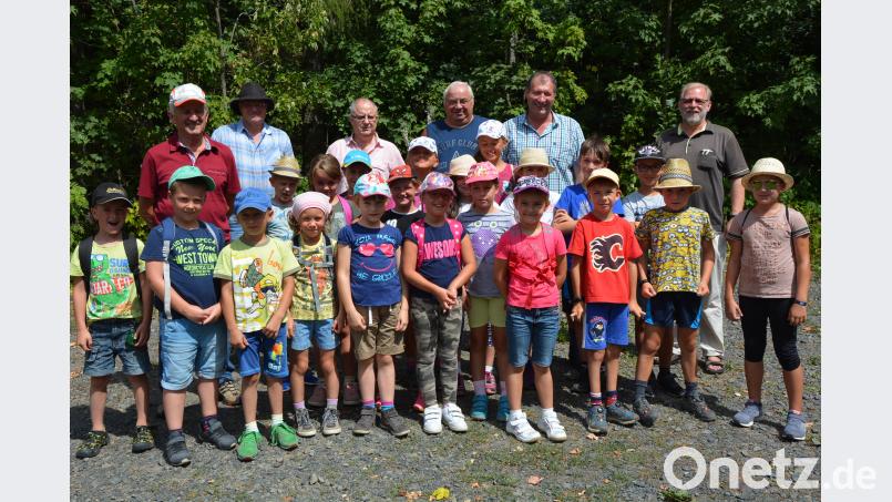 21 Kinder erwandern den rund 2,8 Kilometer langen Waldbesinnungspfad. Mit dabei sind Pfarrseelsorger Pater Benedikt Leitmayr (rechts), zweiter Bürgermeister Reinhard Wurm (Zweiter von rechts) und Rauchclub-Vorsitzender Gottfried Richtmann (Dritter von rechts). jr
