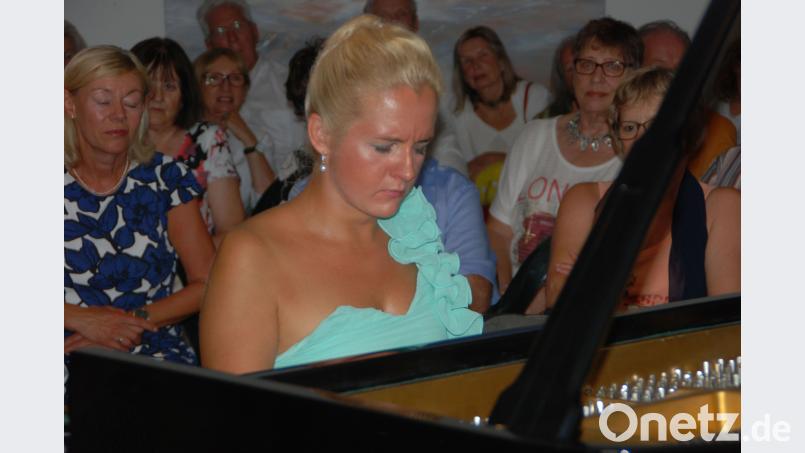 Höchst konzentriert zeigt sich die polnische Pianistin Aleksandra Mikulska bei ihrem Konzert im Marstall des historischen Pfarrhofs in Wurz. Christiane Zeigler