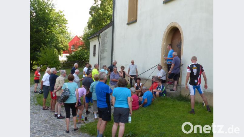 Der Konfirmand Florian Rieger (in der Tür) kennt sich mit der Geschichte der Corpus-Christi-Kirche aus. fm